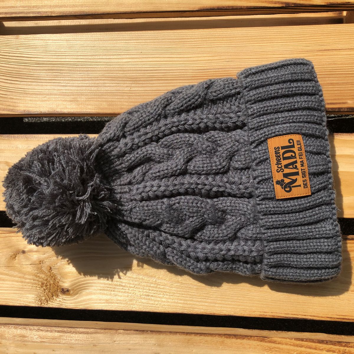 Bommlmützn #SCHEENS MADL Bayerische Bommelmütze für Damen | Strickmütze mit Winter-Bommel