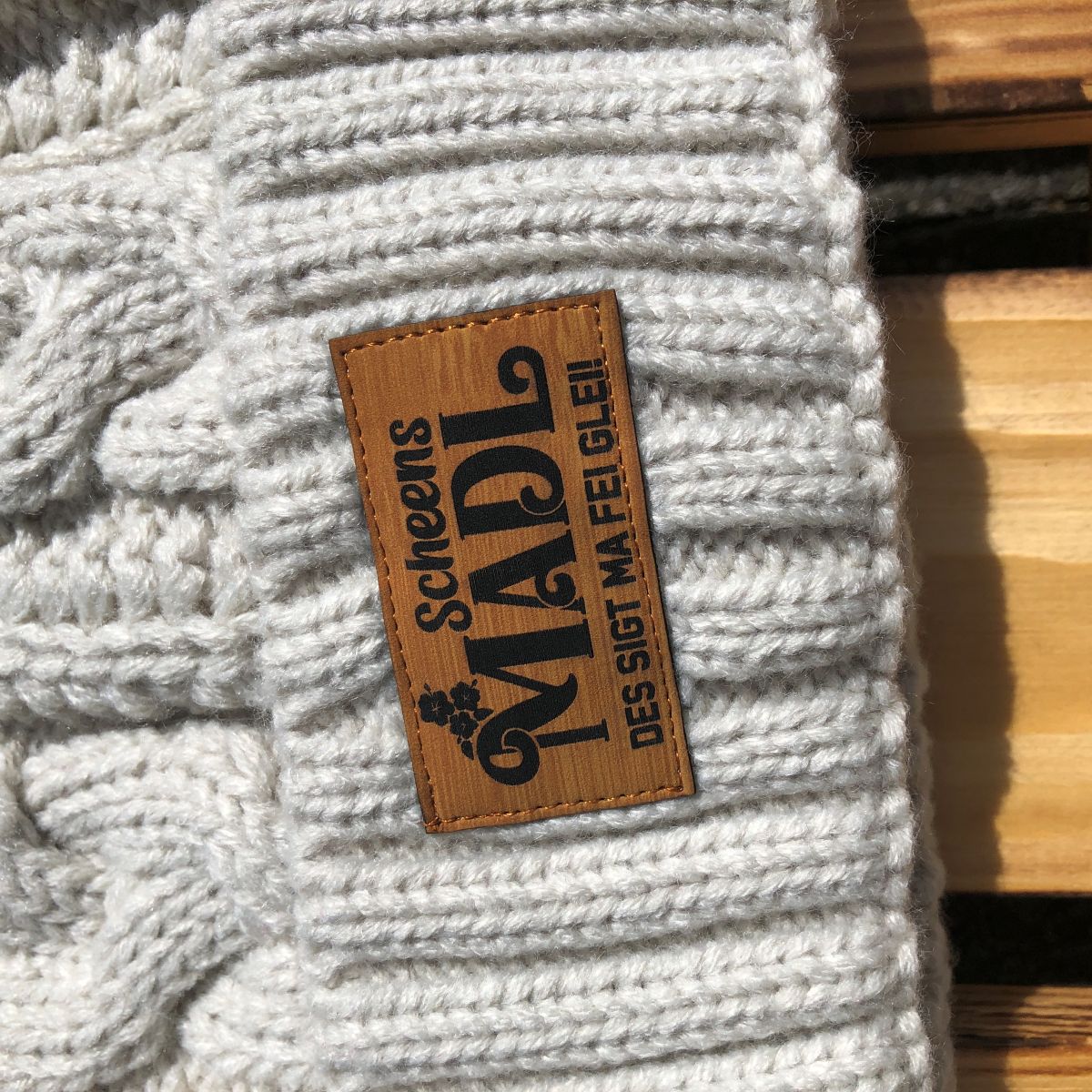 Bommlmützn #SCHEENS MADL Bayerische Bommelmütze für Damen | Strickmütze mit Winter-Bommel