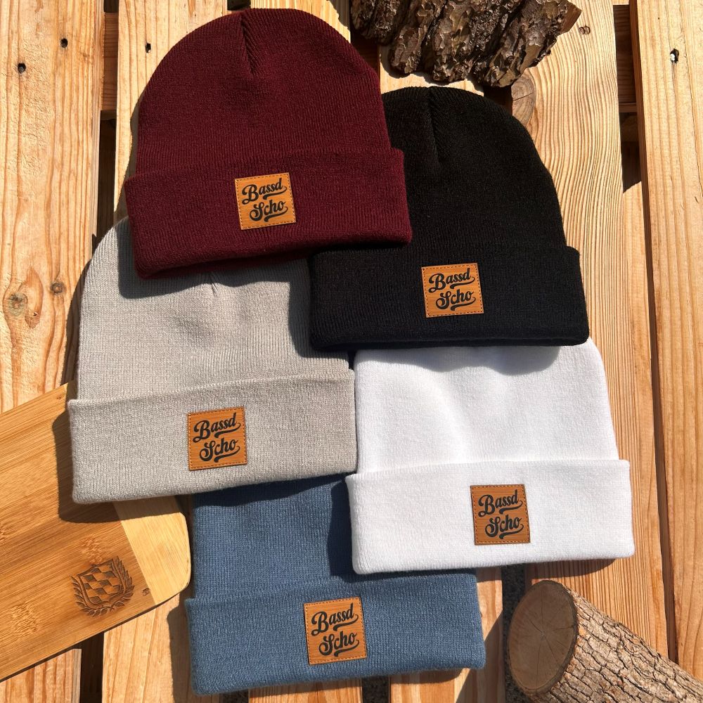 Mützn #BASSDSCHO Bayern Beanie mit Lederlabel für Damen & Herren | Bayerische Strickmütze
