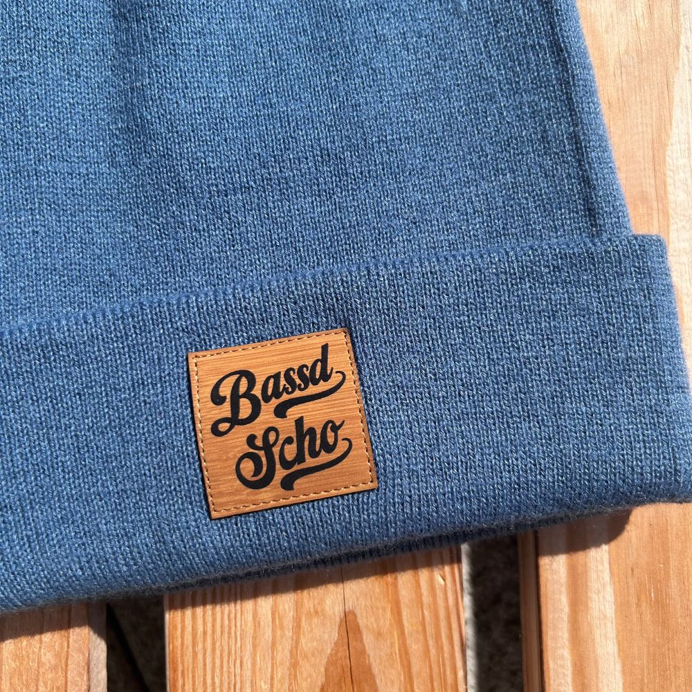 Mützn #BASSDSCHO Bayern Beanie mit Lederlabel für Damen & Herren | Bayerische Strickmütze