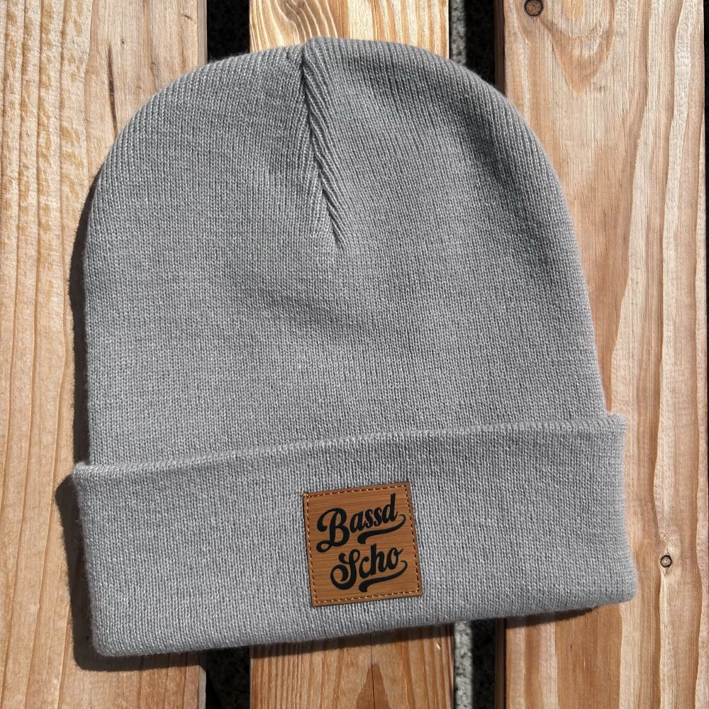 Mützn #BASSDSCHO Bayern Beanie mit Lederlabel für Damen & Herren | Bayerische Strickmütze