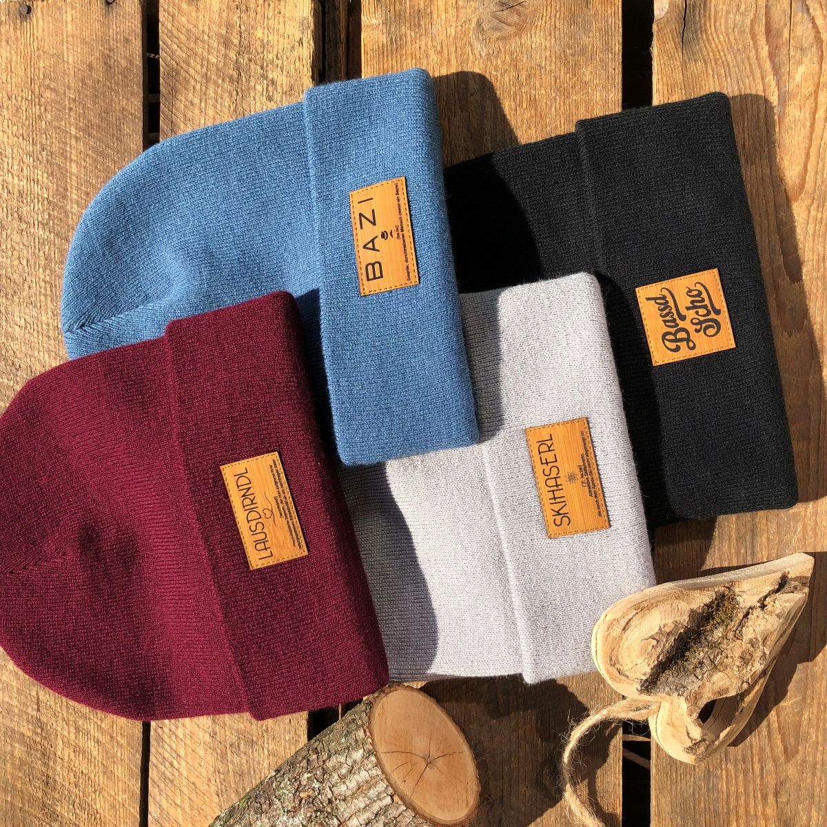 Mützn #LAUSDIRNDL Bayern Beanie mit Lederlabel für Damen | Bayerische Strickmütze