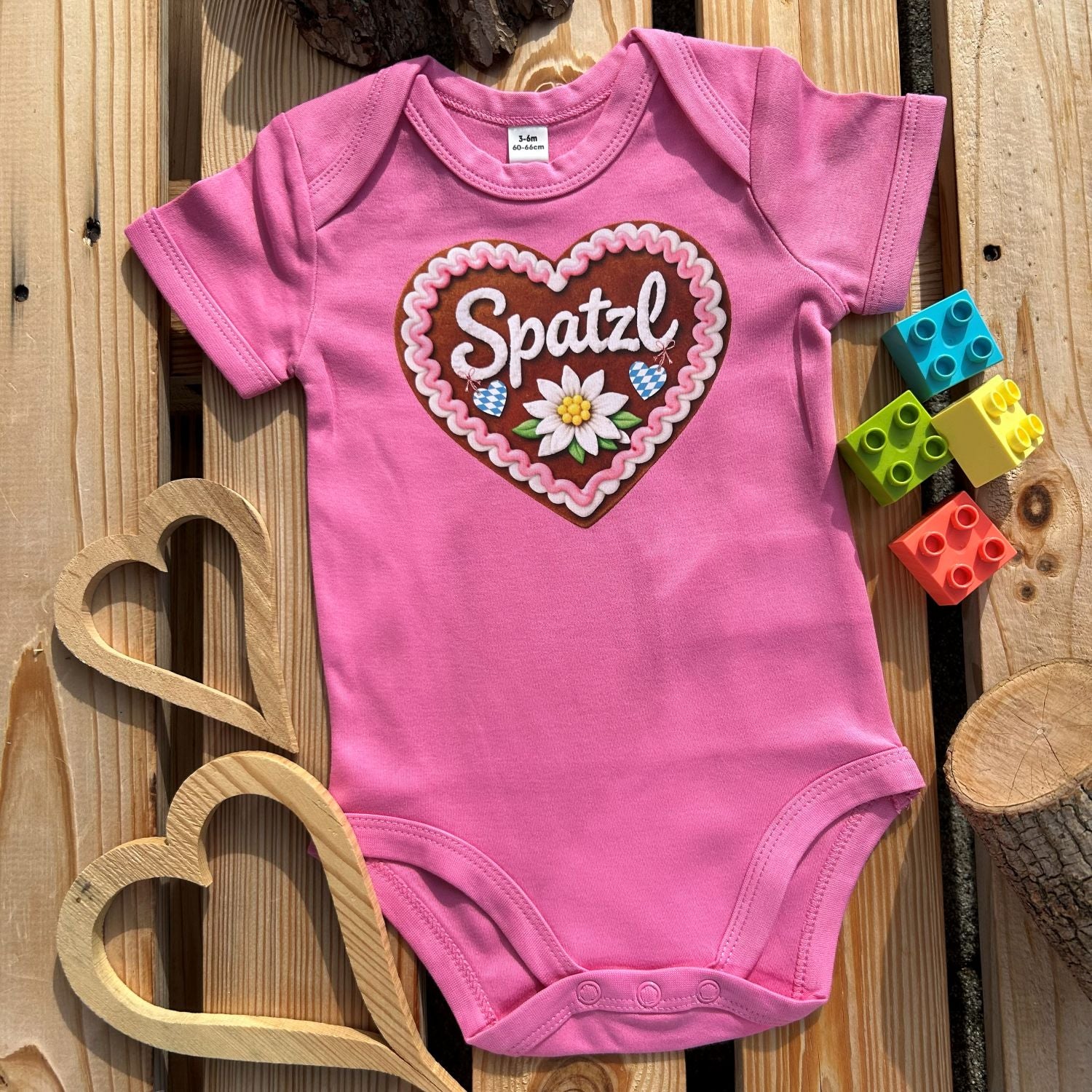 #SPATZL Herz Bayerischer Baby Body | Süße Babysachen für Mädchen als Geschenk zur Geburt