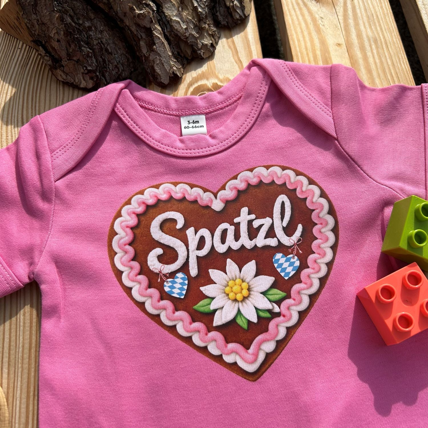 #SPATZL Herz Bayerischer Baby Body | Süße Babysachen für Mädchen als Geschenk zur Geburt