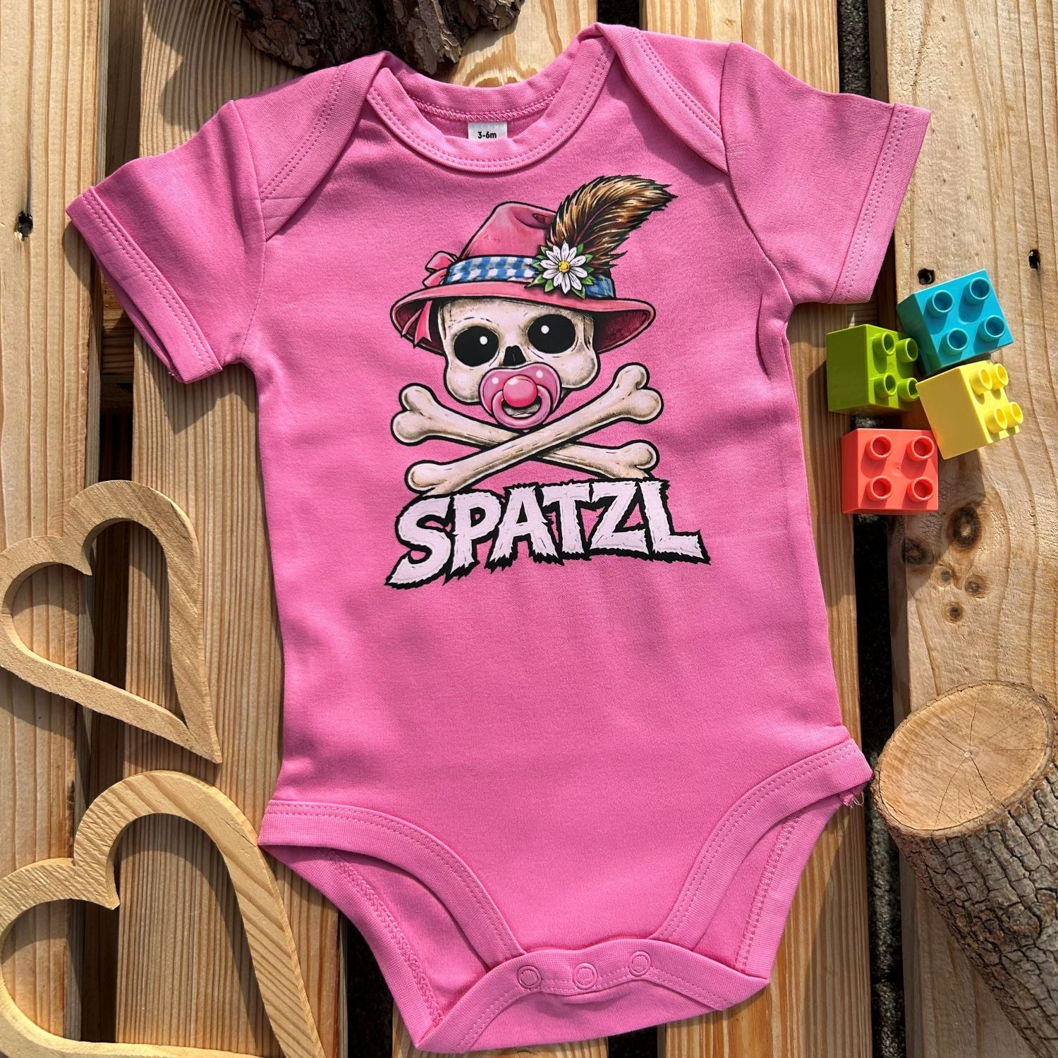#SPATZL Skull Bayerischer Baby Body | Süße Babysachen für Mädchen als Geschenk zur Geburt