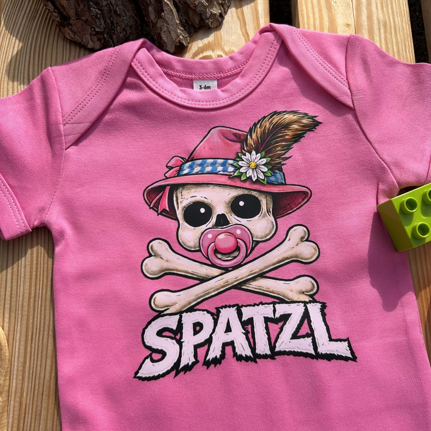 #SPATZL Skull Bayerischer Baby Body | Süße Babysachen für Mädchen als Geschenk zur Geburt