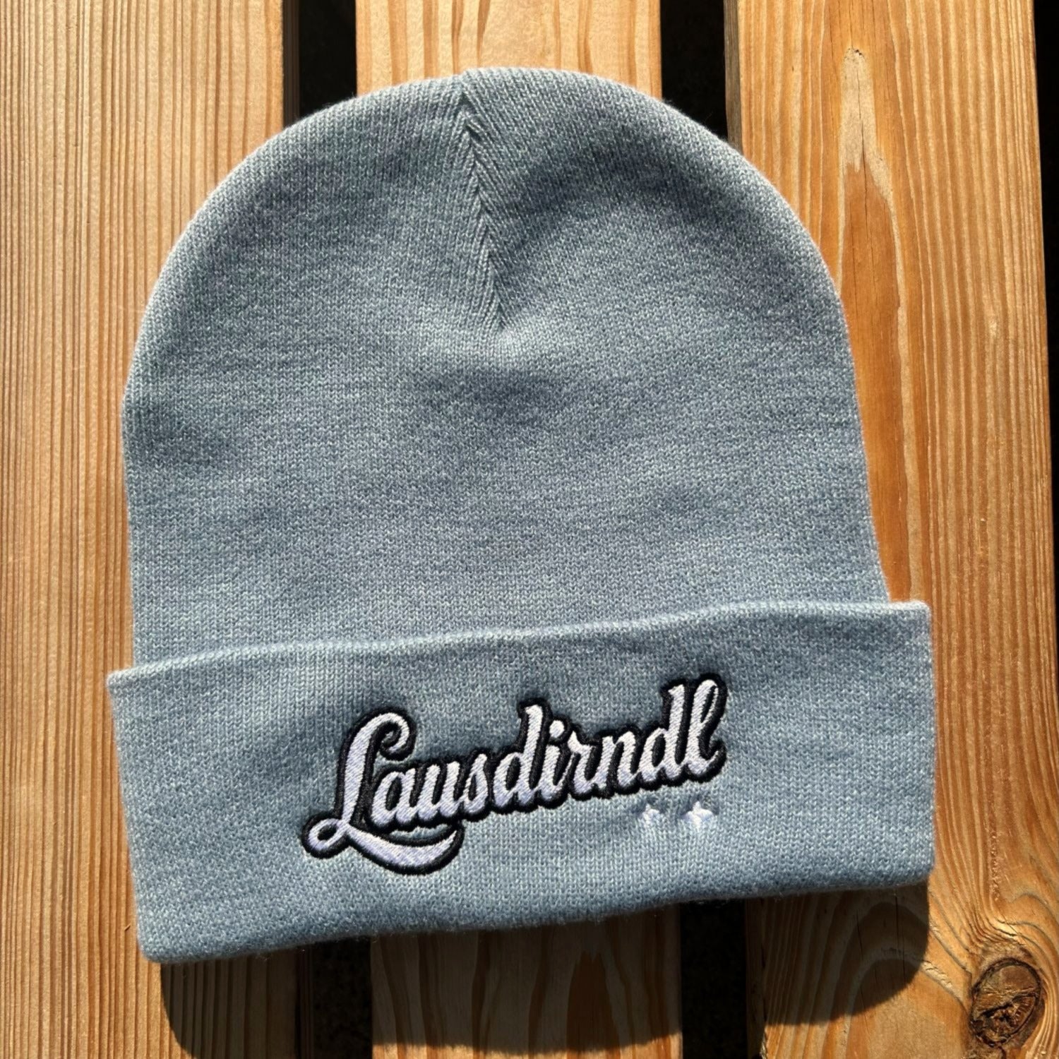 Bayerische Lausdirndl Mütze von BavaRosi Fashion Bayerische Mützen Beanies und Stirnbänder BAyerische Geschenke und bayerische Weihnachtsgeschenke Regensburg München Passau Pfaffenhofen Ingolstadt Geisenfeld Schrobenhausen Wolnzach Vohburg Rosenheim Landshut Mode Shop