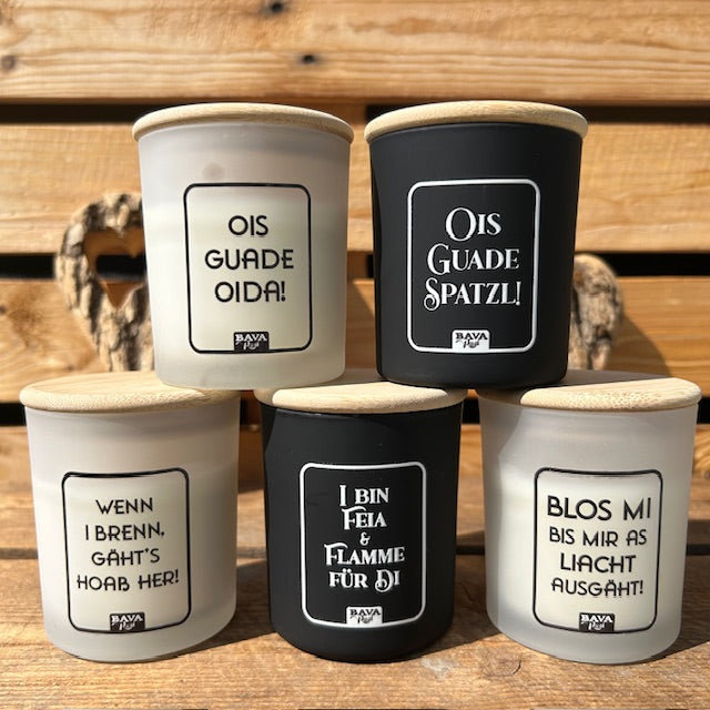 Lustige Bayerische Spruchkerzen im Glas mit Sprüchen im bayerischen Dialekt in weiss oder schwarz mit Duft Duftkerzen Bayern ohne Paraffin von BavaRosi Fashion Sprüche wie Ois Guade zum Geburtstag Ideal als Geschenk Weihnachtsgeschenk oder Geburtstagsgeschenk