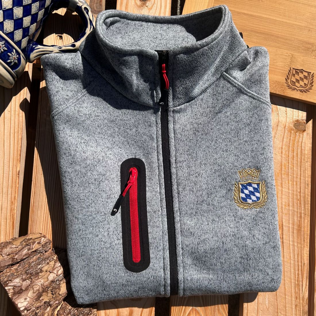 #ROYALBAVARIAN mit bayerischem Wappen bestickte Trachten Strickweste für Herren | Bayerische Westen