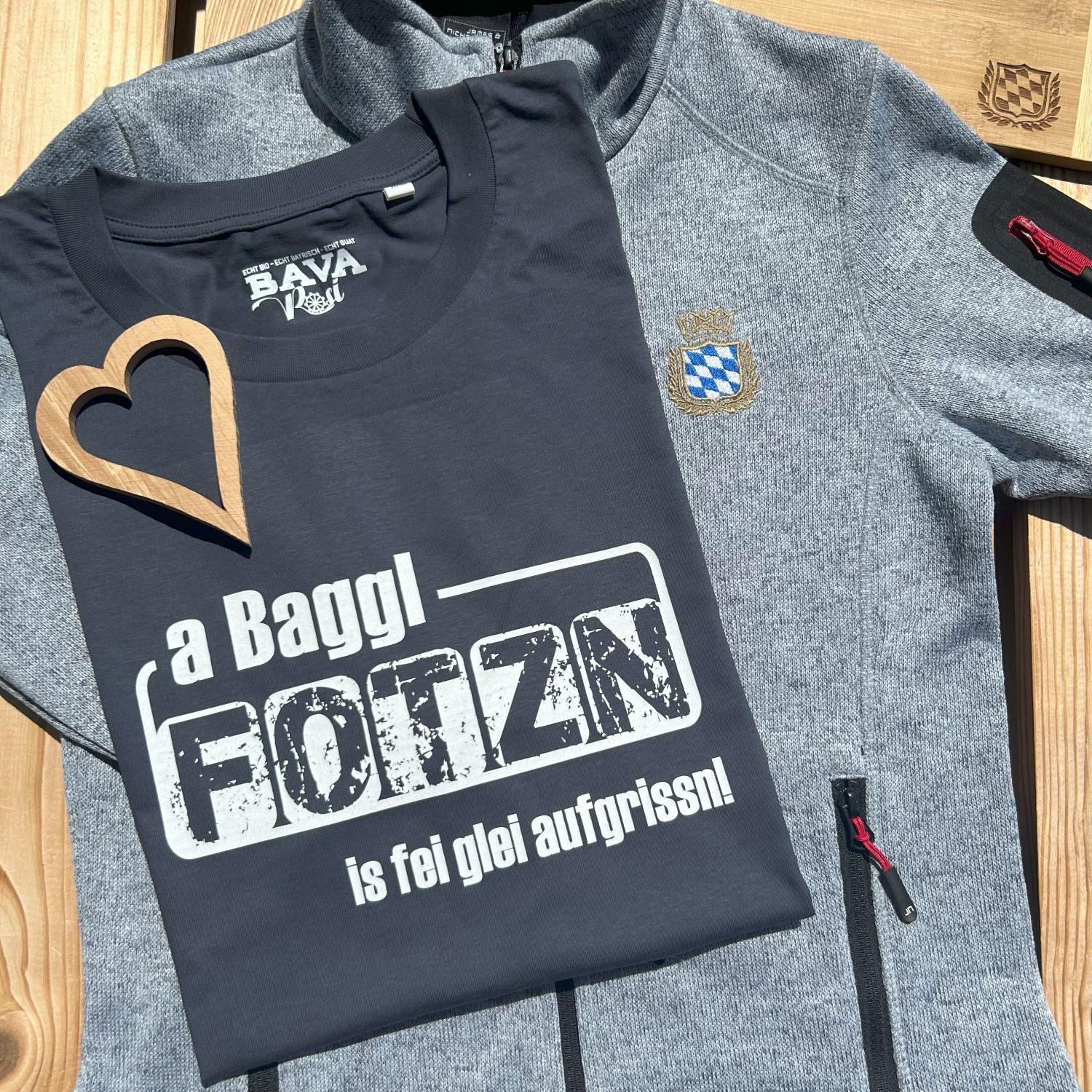 A Baggl Fotzn is fei glei aufgrissn T-Shirt BavaRosi Fashion Bayerische Mode München Tegernsee Starnberger See Chiemsee Landsberg Füssen Ingolstadt Deggendorf Mode Shop A Baggl Fotzn is fei glei aufgrissn T-Shirt BavaRosi Fashion Bayerische Mode München Tegernsee Starnberger See Chiemsee Landsberg Füssen Ingolstadt Deggendorf Mode Shop