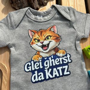 Glei gherst da Katz Baby Body Bayerische Geschenke Baby BavaRosi Fashion Strawanza Bavarian Caps Buadep Babymode Babykleidung Strampler München Regensburg Ingolstadt Vohburg Geisenfeld Landshut Deggendorf Tegernsee Shop