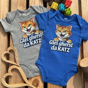 Glei gherst da Katz Baby Body Bayerische Geschenke Baby BavaRosi Fashion Strawanza Bavarian Caps Buadep Babymode Babykleidung Strampler München Regensburg Ingolstadt Vohburg Geisenfeld Landshut Deggendorf Tegernsee Shop