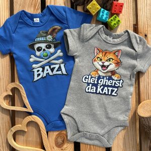 Glei gherst da Katz Baby Body Bayerische Geschenke Baby BavaRosi Fashion Strawanza Bavarian Caps Buadep Babymode Babykleidung Strampler München Regensburg Ingolstadt Vohburg Geisenfeld Landshut Deggendorf Tegernsee Shop