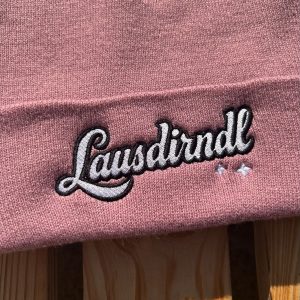 Bayerische Lausdirndl Mütze von BavaRosi Fashion Bayerische Mützen Beanies und Stirnbänder BAyerische Geschenke und bayerische Weihnachtsgeschenke Regensburg München Passau Pfaffenhofen Ingolstadt Geisenfeld Schrobenhausen Wolnzach Vohburg Rosenheim Landshut Mode Shop