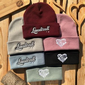 Bayerische Lausdirndl Mütze von BavaRosi Fashion Bayerische Mützen Beanies und Stirnbänder BAyerische Geschenke und bayerische Weihnachtsgeschenke Regensburg München Passau Pfaffenhofen Ingolstadt Geisenfeld Schrobenhausen Wolnzach Vohburg Rosenheim Landshut Mode Shop
