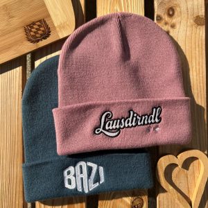 Bayerische Lausdirndl Mütze von BavaRosi Fashion Bayerische Mützen Beanies und Stirnbänder BAyerische Geschenke und bayerische Weihnachtsgeschenke Regensburg München Passau Pfaffenhofen Ingolstadt Geisenfeld Schrobenhausen Wolnzach Vohburg Rosenheim Landshut Mode Shop