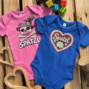 Spatzl Baby Body Lebkuchenherz Bayerische Geschenke Baby BavaRosi Fashion Babymode Strawanza Buadepp Bavarian Caps Babykleidung Strampler München Regensburg Ingolstadt Vohburg Geisenfeld Landshut Deggendorf Tegernsee Shop