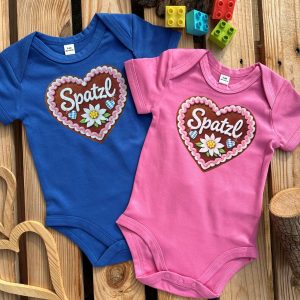 Spatzl Baby Body Lebkuchenherz Bayerische Geschenke Baby BavaRosi Fashion Babymode Strawanza Buadepp Bavarian Caps Babykleidung Strampler München Regensburg Ingolstadt Vohburg Geisenfeld Landshut Deggendorf Tegernsee Shop